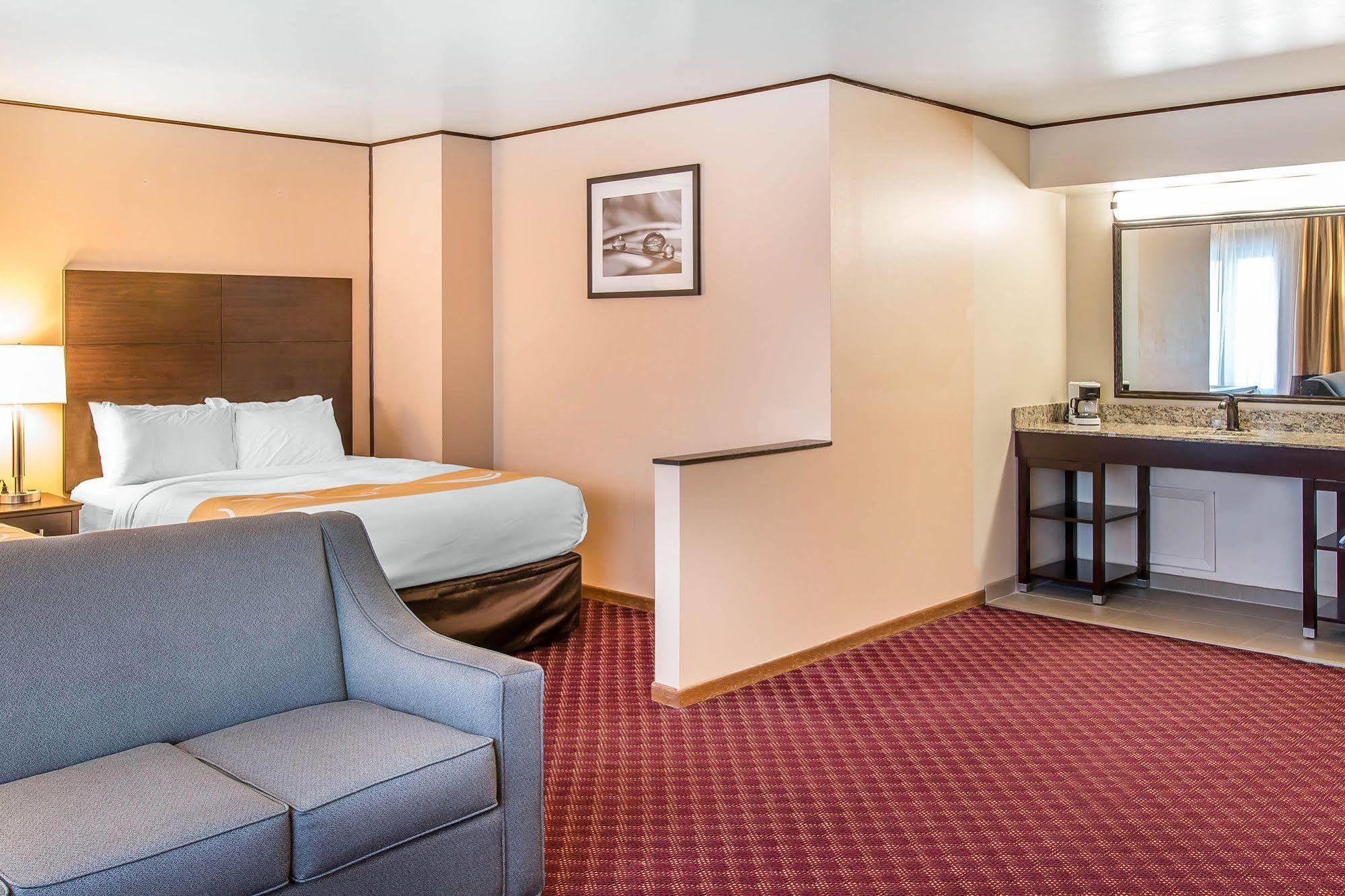 Quality Inn & Suites Хоутън Екстериор снимка